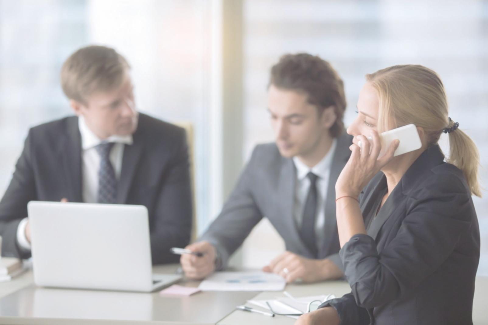 Groupe de participants engagés dans une session de formation budgétaire