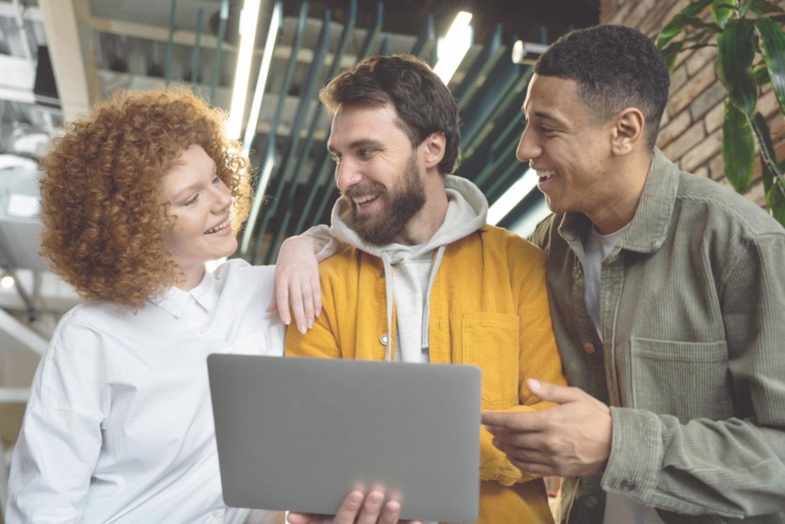 Groupe de professionnels travaillant ensemble sur des stratégies budgétaires